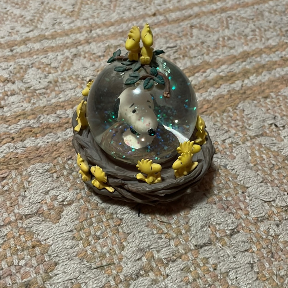Snoopy snow globe